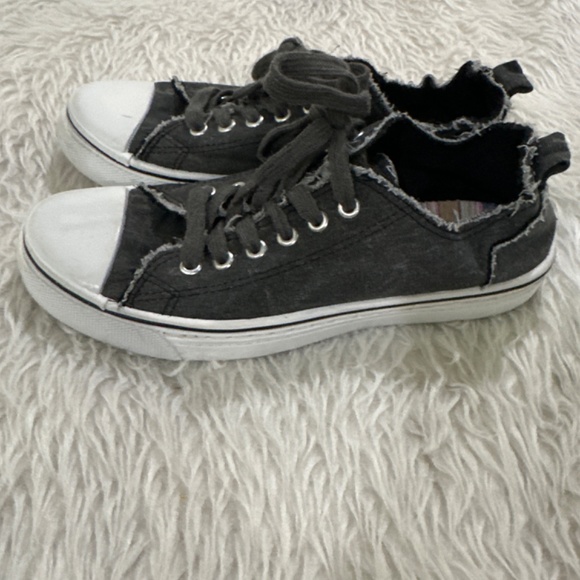 Maurices women’s black grey distressed lace up shoes size 8 - Picture 3 of 7